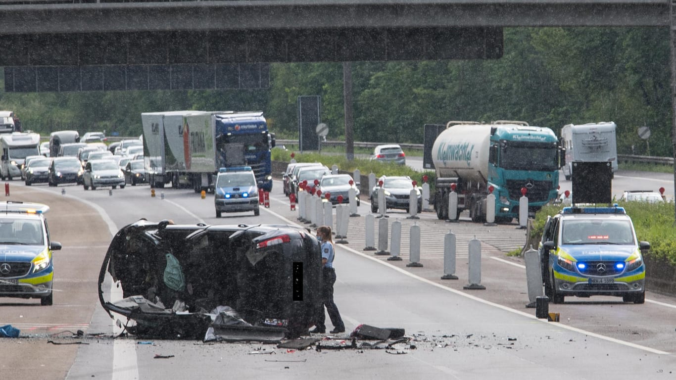Schwerer Unfall am Donnerstagmorgen auf der A1: Zwischen Burscheid und dem Kreuz Leverkusen fuhr ein Ford-Fahrer ungebremst in einen Laster.