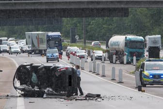 Schwerer Unfall am Donnerstagmorgen auf der A1: Zwischen Burscheid und dem Kreuz Leverkusen fuhr ein Ford-Fahrer ungebremst in einen Laster.