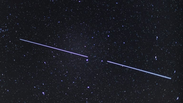Zwei "Starlink"-Satelliten sind als Lichtstreifen am Nachthimmel in Brandenburg zu sehen (Aufnahme mit einer Belichtungszeit von 15 Sekunden).