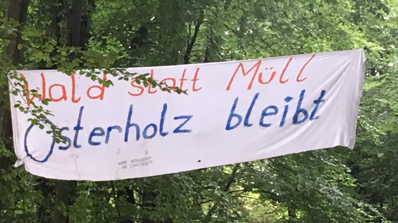 Ein Banner hängt in einem Wald (Archivbild): Immer wieder protestierten Anwohner in der Vergangenheit.