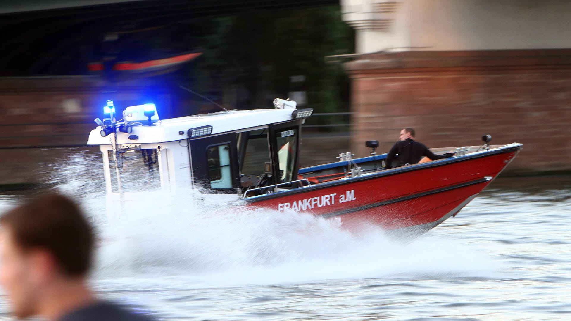 Einsatzboot der Feuerwehr Frankfurt fährt auf dem Main zu einem Einsatz: Der Bootsbrand wurde sowohl vom Land, als auch vom Wasser aus gelöscht.