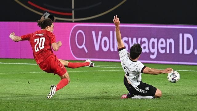 Fußball-Länderspiel Deutschland gegen Dänemark: Yussuf Poulsen (l) trifft zum 1:1.