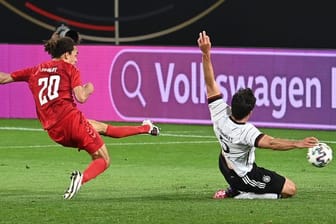 Fußball-Länderspiel Deutschland gegen Dänemark: Yussuf Poulsen (l) trifft zum 1:1.