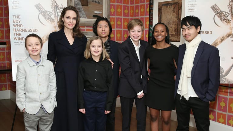 Angelina Jolie mit ihren Kindern Knox, Vivienne, Pax, Shiloh, Zahara und Maddox bei einer Filmpremiere 2019.