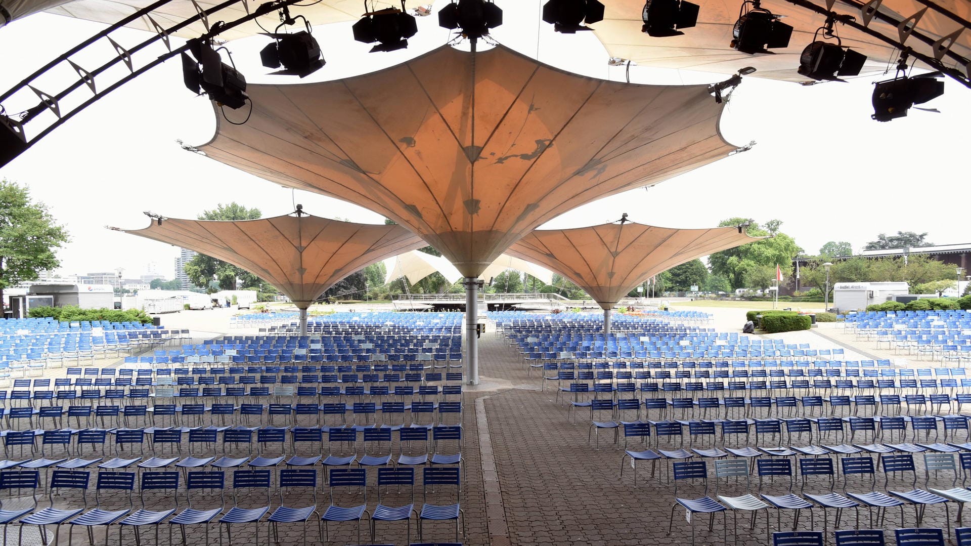 Die nummerierten Sitzplätze im Kölner Tanzbrunnen (Archivbild): Wo sonst bis zu 13.000 Menschen feiern dürfen, sind heute 500 erlaubt.