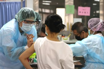 Eine Frau in Taipei wird geimpft: Taiwan soll nun auch Impfstoffdosen von Biontech erhalten.