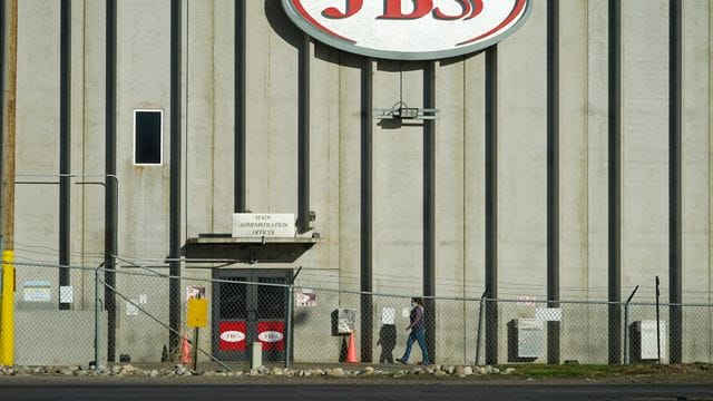 Ein Cyberangriff auf den weltgrößten Fleischkonzern JBS hat große Teile der Produktion in Nordamerika und Australien lahmgelegt. Ein Cyberangriff auf den weltgrößten Fleischkonzern JBS hat große Teile der Produktion in Nordamerika und Australien lahmgelegt.