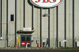 Ein Cyberangriff auf den weltgrößten Fleischkonzern JBS hat große Teile der Produktion in Nordamerika und Australien lahmgelegt.