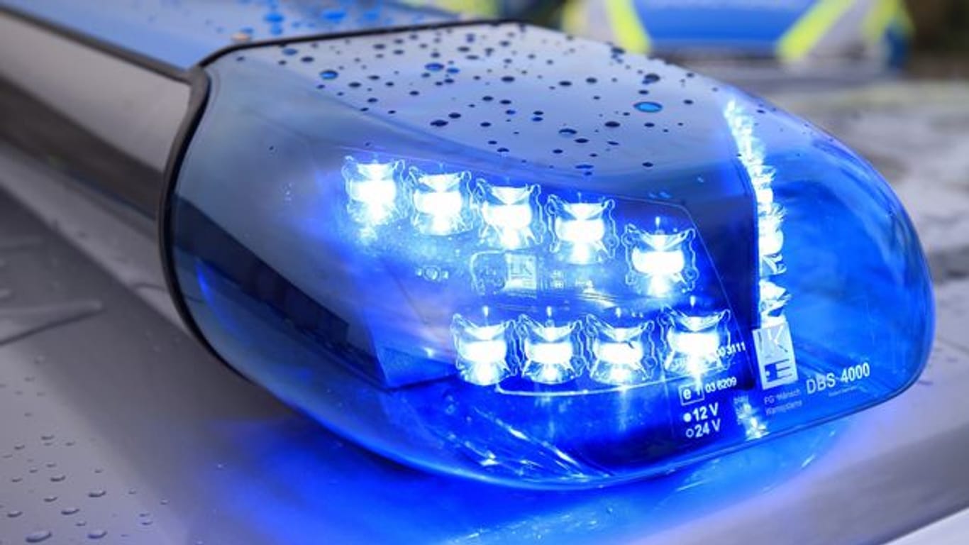 Das Blaulicht eines Funkstreifenwagens der Polizei blinkt (Symbolbild): Bei einem illegalen Rennen in München ist es zu einem Unfall gekommen.