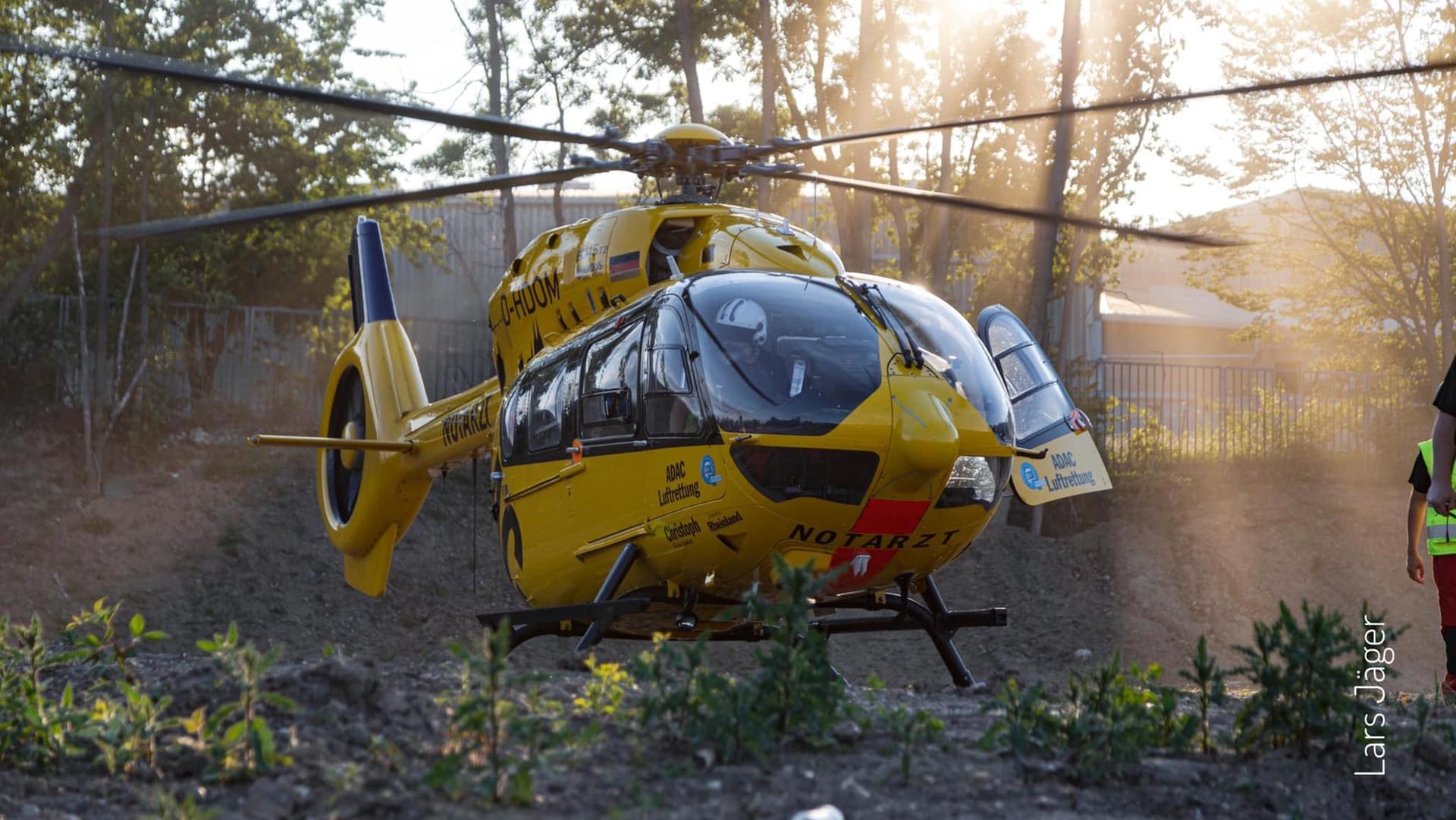 Der Rettungshubschrauber am See: Das Mädchen wurde in eine Klinik geflogen.