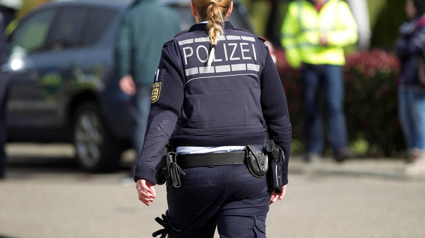 "Polizei" steht auf der Jacke einer Beamtin (Symbolbild): Ein Vermisstenfall ging in Berlin glimpflich aus.