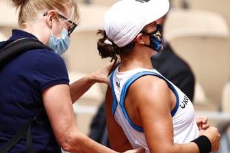 Ashleigh Barty: Die Weltranglistenerste musste bei den French Open verletzt aufgeben.