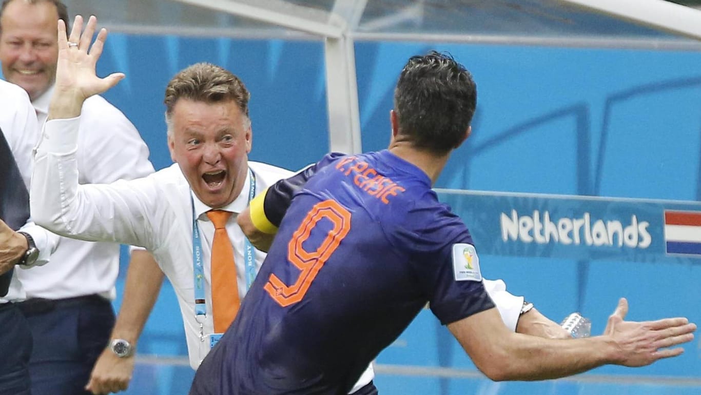 Louis van Gaal (li.) klatscht Robin van Persie ab (re.): Bei der WM 2014 deklassierte die "Elftal" den damals amtierenden Welt- und Europameister Spanien zum Turnierauftakt mit 5:1.