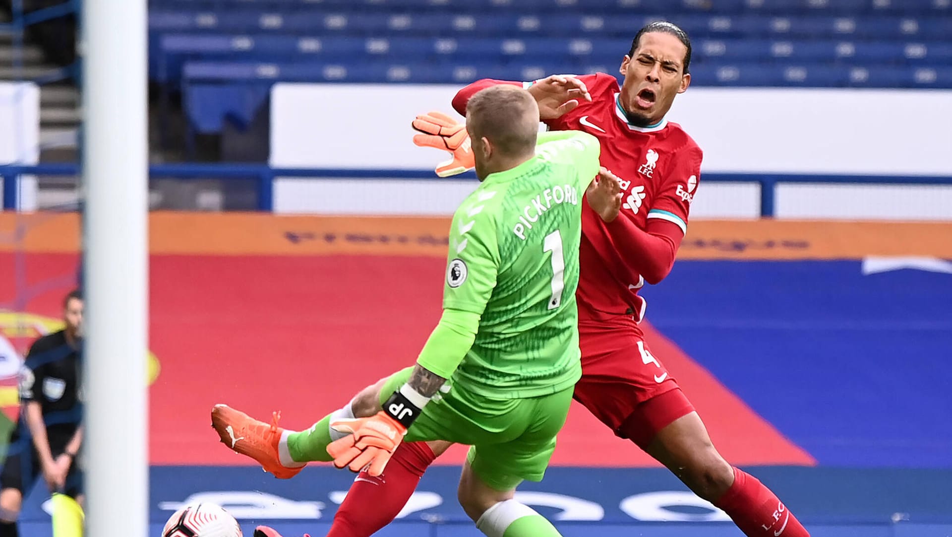 Bei diesem Zusammenstoß mit Everton-Torwart Jordan Pickford (li.) zog sich Virgil van Dijk (re.) im Oktober 2020 einen Kreuzbandriss zu.