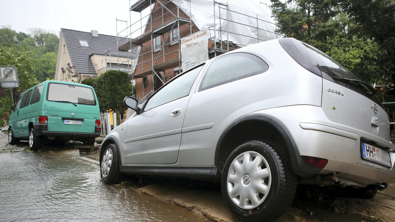 Autos stehen auf einer Überfluteten Straße in Hamburg-Bergedorf: Dort war es im Mai 2018 zu heftigen Regenfällen gekommen.