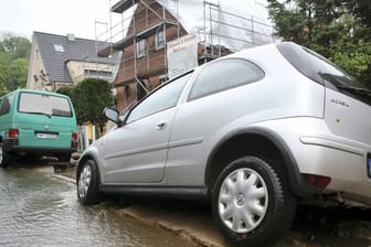 Autos stehen auf einer Überfluteten Straße in Hamburg-Bergedorf: Dort war es im Mai 2018 zu heftigen Regenfällen gekommen.