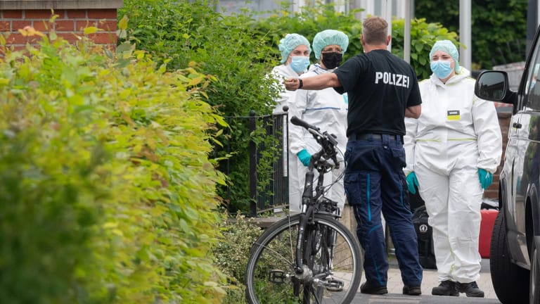 Mitarbeiter Spurensicherung der Polizei stehen am Amtsgericht Celle: Auf dem Gelände des Amtsgerichts hat ein Mann eine Frau und anschließend sich selbst erschossen.