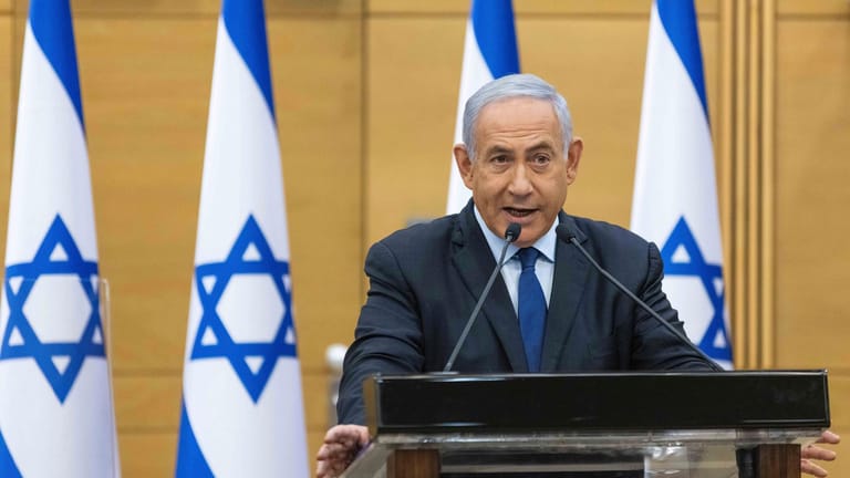 Benjamin Netanjahu bei einer Rede im israelischen Parlament: Der Ministerpräsident hat den Kampf um seinen Posten noch nicht aufgegeben.