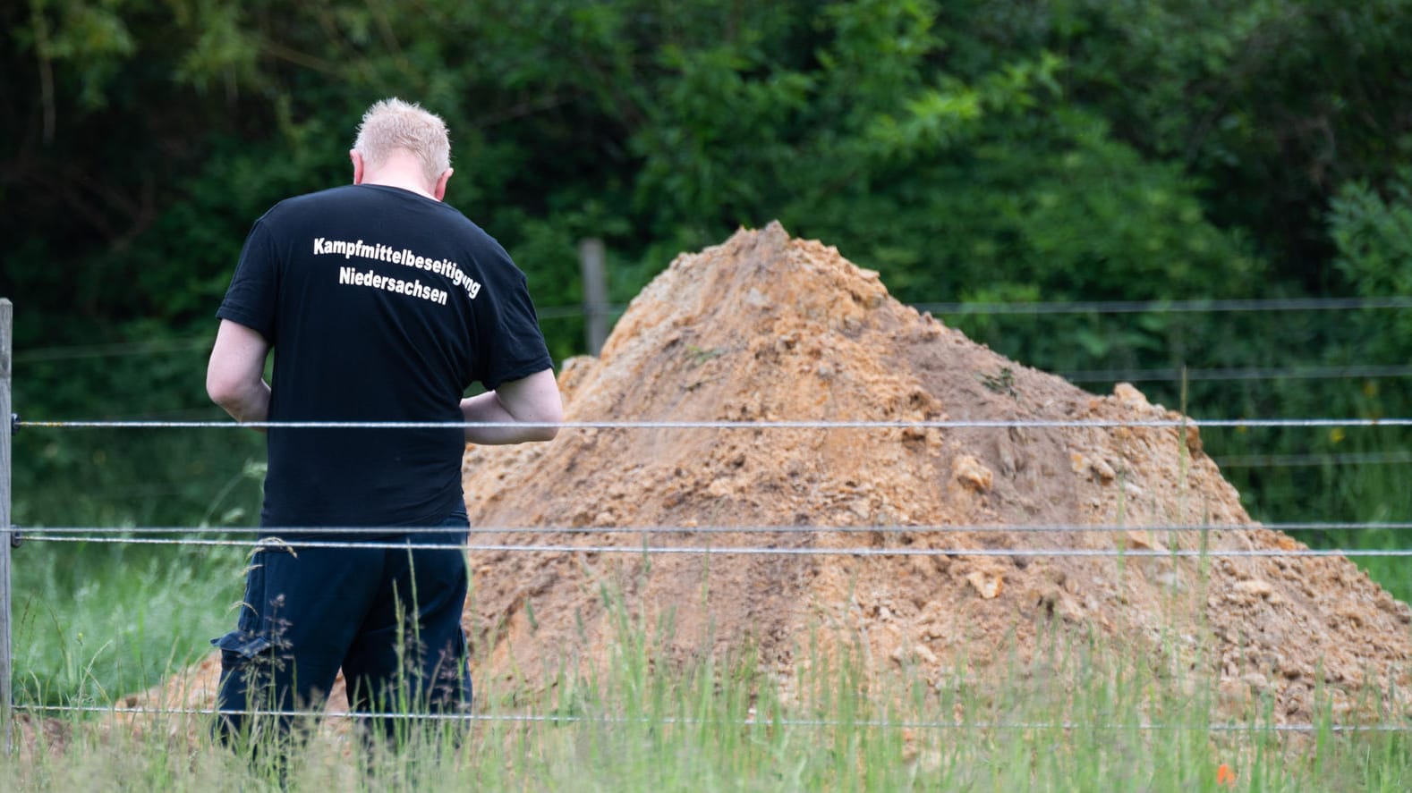 Mitarbeiter vom Kampfmittelräumdienst stehen an einer Baustelle: Auf einem Baufeld im Stadtteil Misburg-Nord in Hannover ist eine Fliegerbombe aus dem Zweiten Weltkrieg gefunden worden.