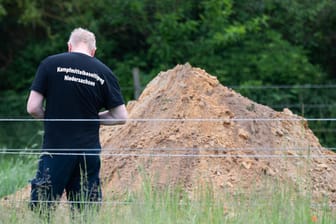 Mitarbeiter vom Kampfmittelräumdienst stehen an einer Baustelle: Auf einem Baufeld im Stadtteil Misburg-Nord in Hannover ist eine Fliegerbombe aus dem Zweiten Weltkrieg gefunden worden.