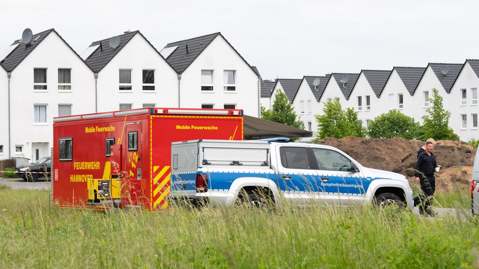 Fahrzeuge von Feuerwehr und Kampfmittelräumdienst stehen an der Baustelle: Wegen der Entschärfung mussten Tausende Menschen ihre Häuser verlassen.