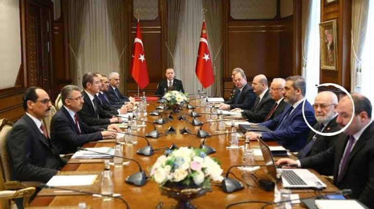 Das Kabinett von Präsident Erdoğan: Im Kreis der führenden Politiker war auch Adnan Tanrıverdi (weiß umkreist).