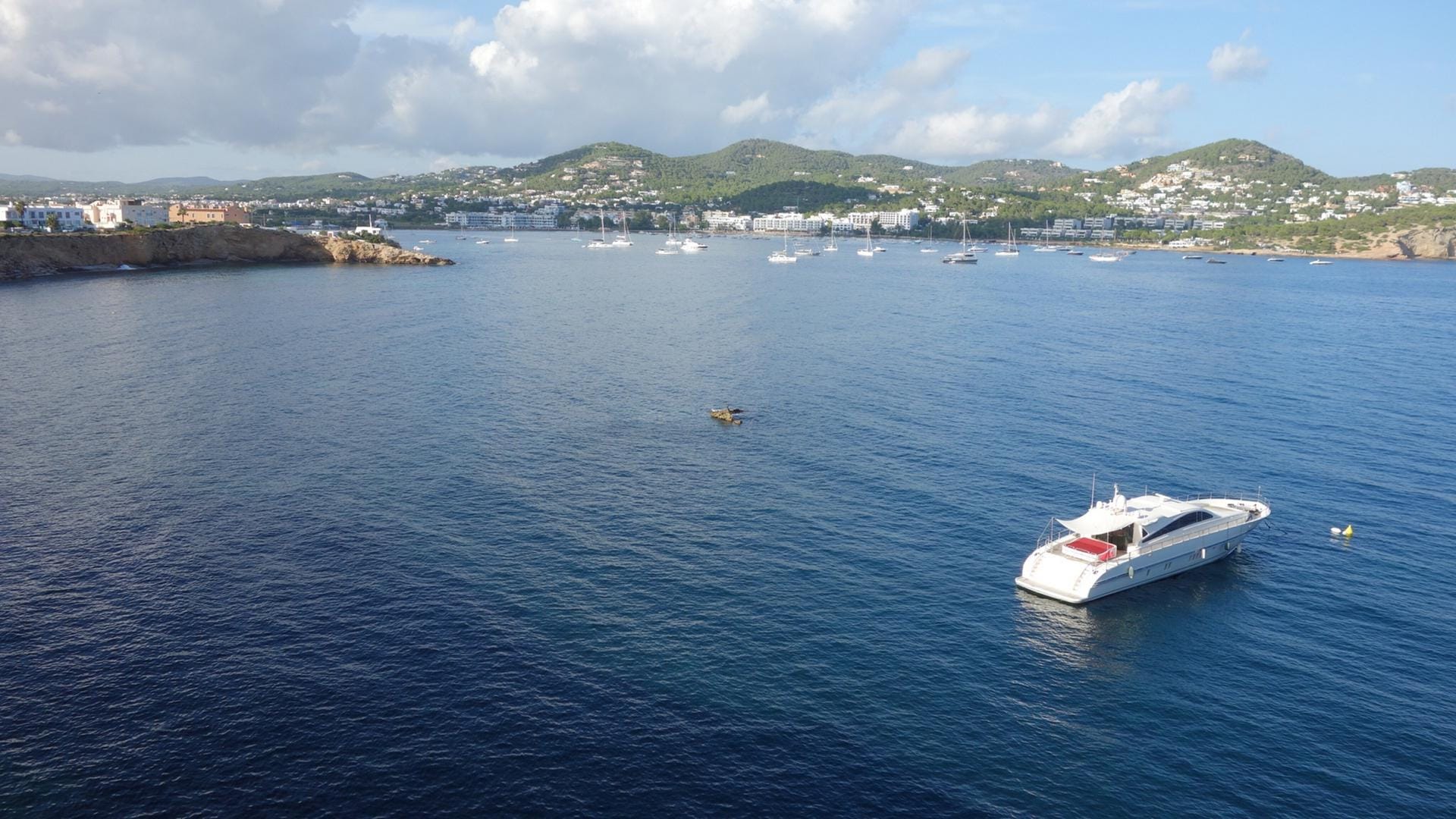 Eine Bucht vor der Insel Ibiza: In einem Hotel sind zwei Touristen nach einem Sturz vom Balkon gestorben (Symbolfoto).
