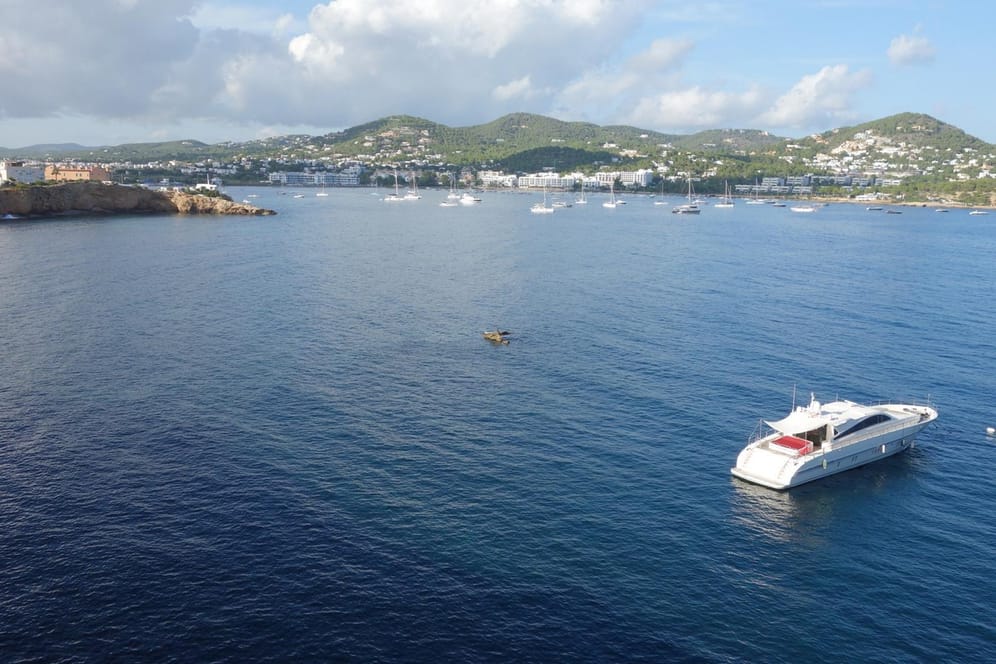 Eine Bucht vor der Insel Ibiza: In einem Hotel sind zwei Touristen nach einem Sturz vom Balkon gestorben (Symbolfoto).