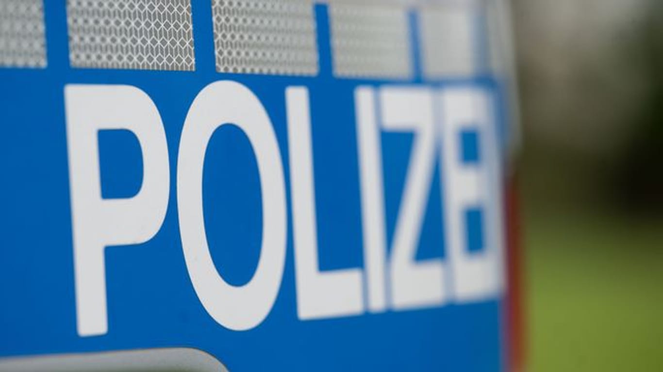 Aufschrift auf einem Polizeiwagen: In Thüringen ist ein Haftbefehl gegen einen Polizisten wegen des Verdachts auf schweren sexuellen Kindesmissbrauch vollstreckt worden (Symbolfoto).