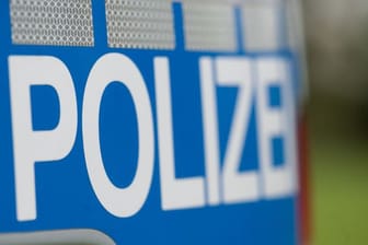 Aufschrift auf einem Polizeiwagen: In Thüringen ist ein Haftbefehl gegen einen Polizisten wegen des Verdachts auf schweren sexuellen Kindesmissbrauch vollstreckt worden (Symbolfoto).