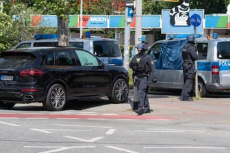 Polizisten sichern den Tatort an der Herschelstraße/Ecke Arndtstraße: Dort kam es zu einer Auseinandersetzung zwischen Insassen von zwei PKW, in deren Verlauf ein Mann getötet wurde.