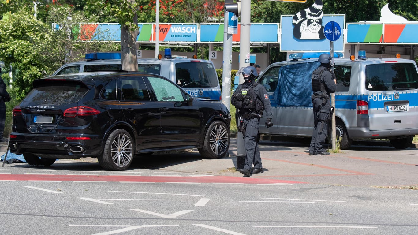 Polizisten sichern den Tatort an der Herschelstraße/Ecke Arndtstraße: Dort kam es zu einer Auseinandersetzung zwischen Insassen von zwei PKW, in deren Verlauf ein Mann getötet wurde.
