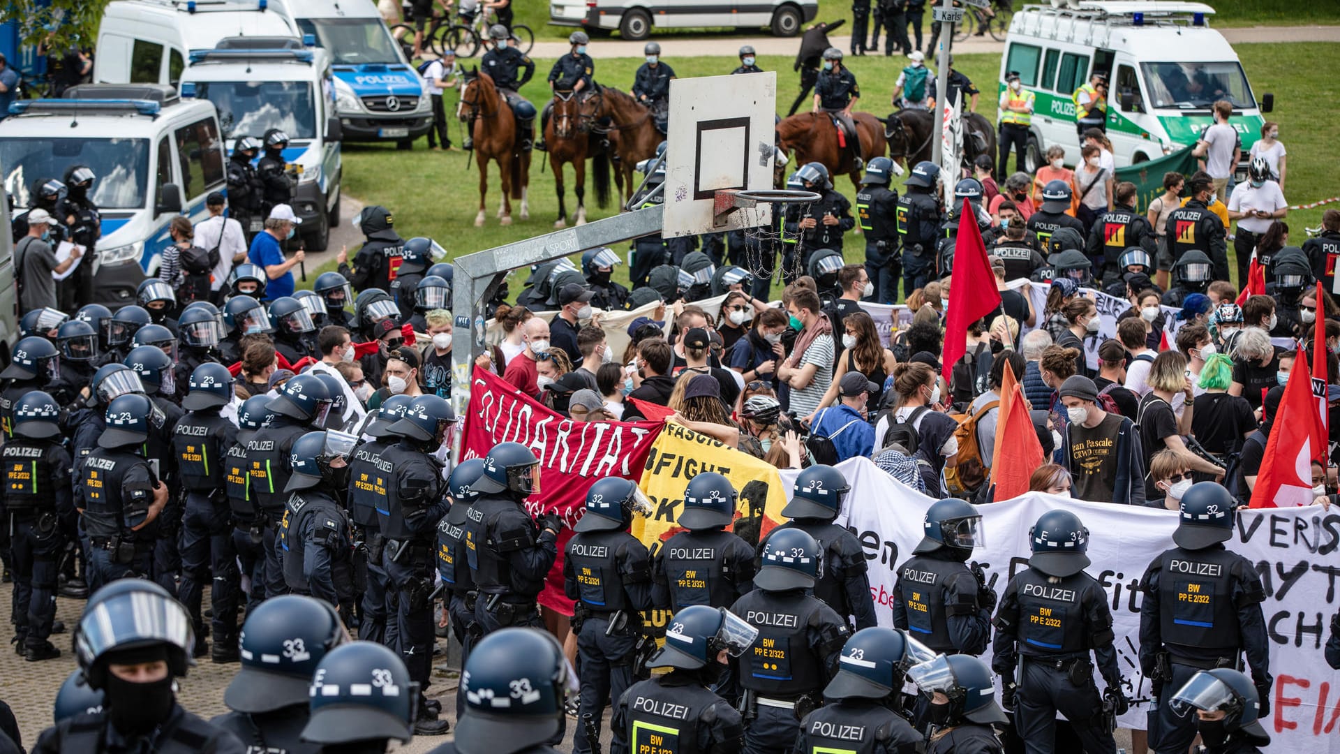 Demonstranten, die an einer Gegen-Demonstration teilnehmen, die sich gegen die Demo der Initiative "Querdenken" richtet, werden von Polizeieinheiten eingekesselt.