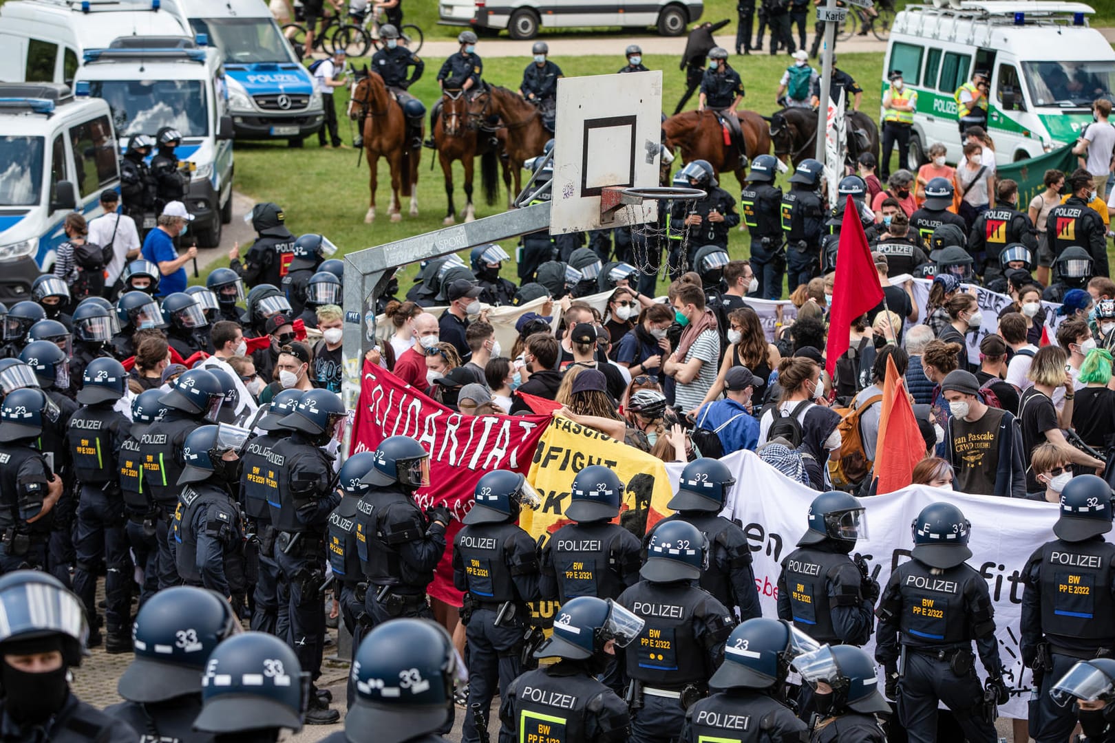 Demonstranten, die an einer Gegen-Demonstration teilnehmen, die sich gegen die Demo der Initiative "Querdenken" richtet, werden von Polizeieinheiten eingekesselt.