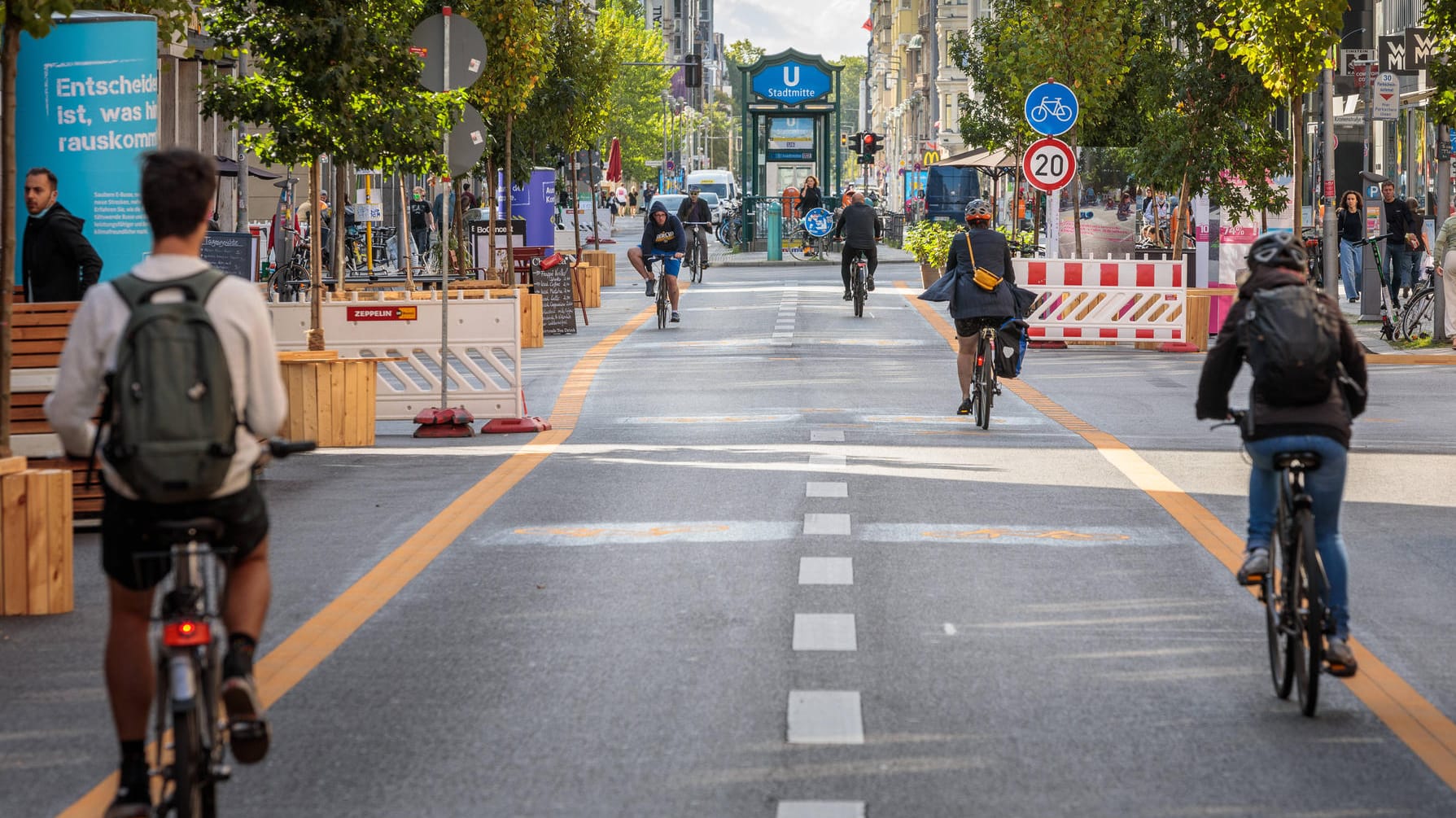 Radfahrer auf der autofreien Friedrichsstraße (Archivbild): Allein im Mai kam es in der Hauptstadt zu zwei tödlichen Fahrradunfällen.