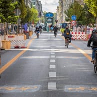 Radfahrer auf der autofreien Friedrichsstraße (Archivbild): Allein im Mai kam es in der Hauptstadt zu zwei tödlichen Fahrradunfällen.