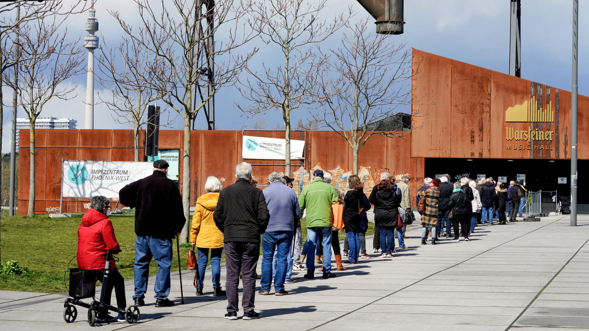 Schon bald werden die Schlangen kürzer: Menschen vor dem Impfzentrum in Dortmund.