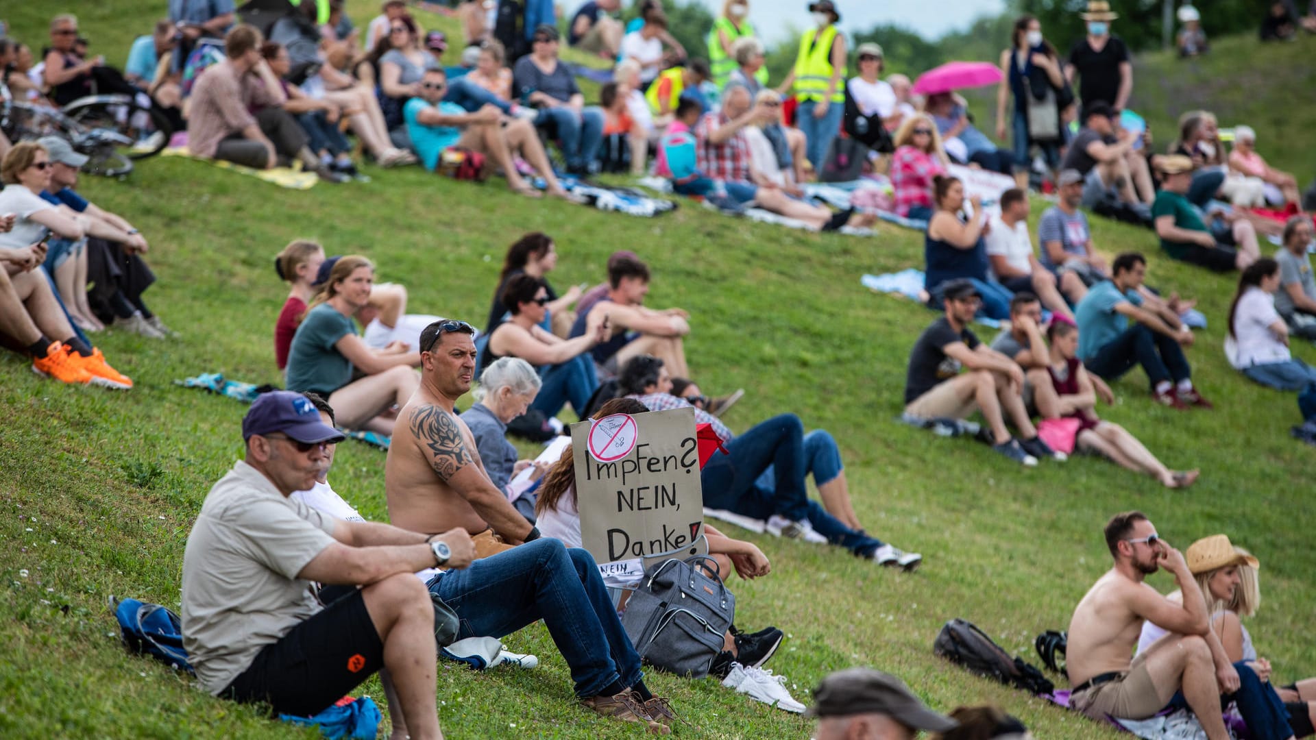 "Impfen? Nein Danke!" steht auf dem Schild eines Demonstranten, der an einer Demonstration der Initiative "Querdenken" teilnimmt: Die Demonstration richtet sich gegen die Corona-Politik der Bundesregierung.