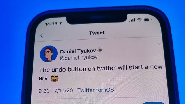 Twitter Blue, das erste Abonnement-Angebot der Plattform, auf einem iPhone 12. Twitter Blue, das erste Abonnement-Angebot der Plattform, auf einem iPhone 12.