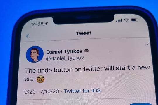 Twitter Blue, das erste Abonnement-Angebot der Plattform, auf einem iPhone 12.