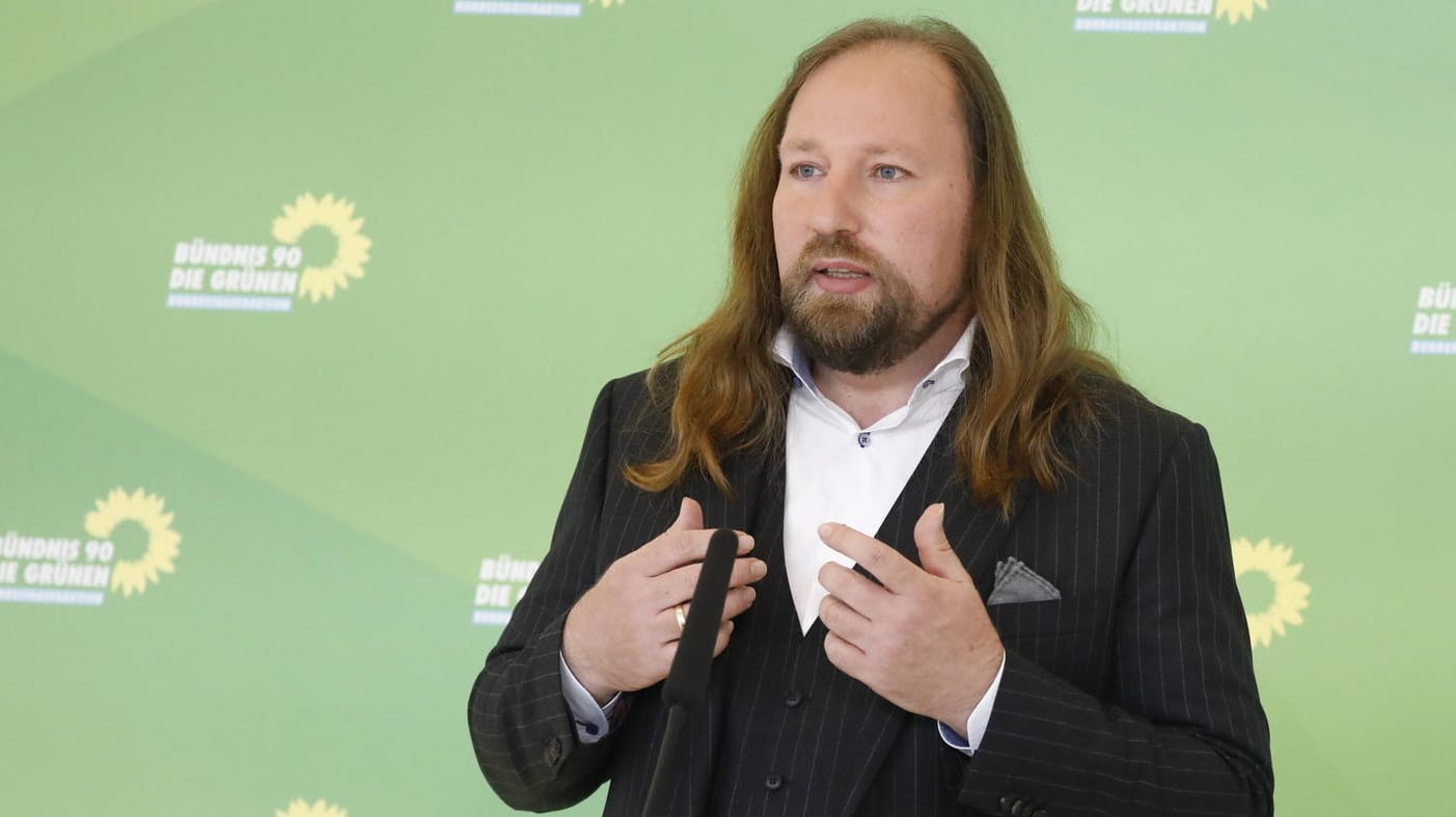 Anton Hofreiter bei einer Pressekonferenz im Reichstag: Der Fraktionsvorsitzende der Grünen hält die Klimaschutzmaßnahmen der Groko nicht für glaubwürdig.