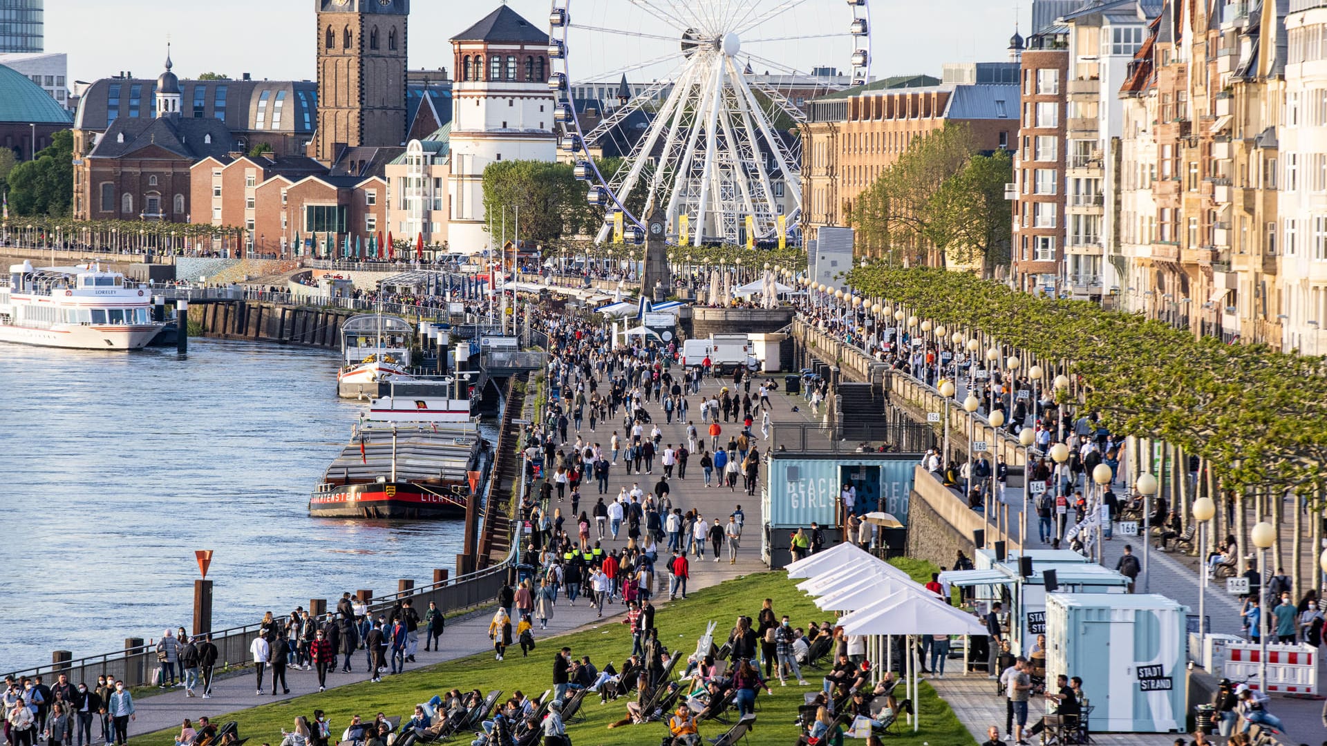 Buntes Treiben auf der Rheinpromenade in Düsseldorf in der vergangenen Woche: Vielen Menschen machen diese Bilder Angst.