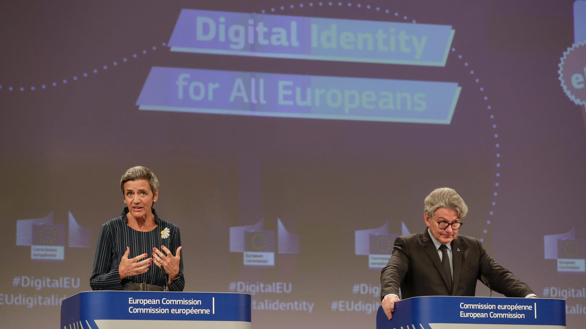 Margrethe Vestage und Thierry Breton: EU-Länder sollen künftig dazu verpflichtet sein, ihren Bürgerinnen und Bürgern einen digitalen Identitätsnachweis zur Verfügung zu stellen. Margrethe Vestage und Thierry Breton: EU-Länder sollen künftig dazu verpflichtet sein, ihren Bürgerinnen und Bürgern einen digitalen Identitätsnachweis zur Verfügung zu stellen.
