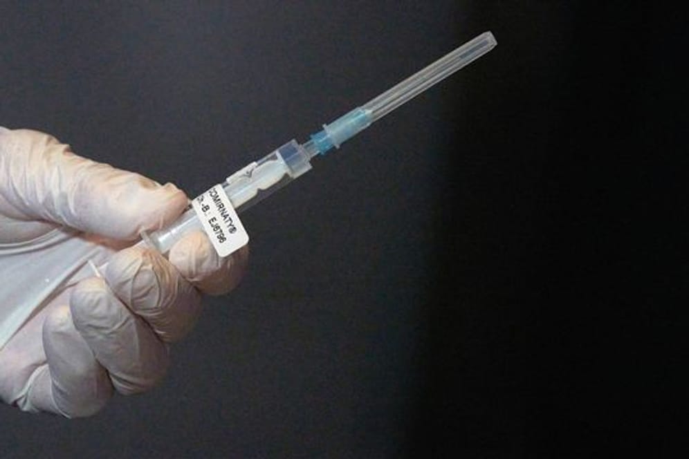 Eine Mitarbeiterin eines Impfteams überprüft eine Spritze mit dem Impfstoff gegen Covid-19 (Symbolbild): Laut Landeswahlleitung handelt es sich bei den Vorfällen um ein "Randphänomen".
