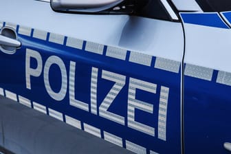"Polizei"-Schriftzug auf einem Polizeiwagen: Feuerwehr und Polizei konnten die Leiche aus der Weser bergen (Symbolbild).