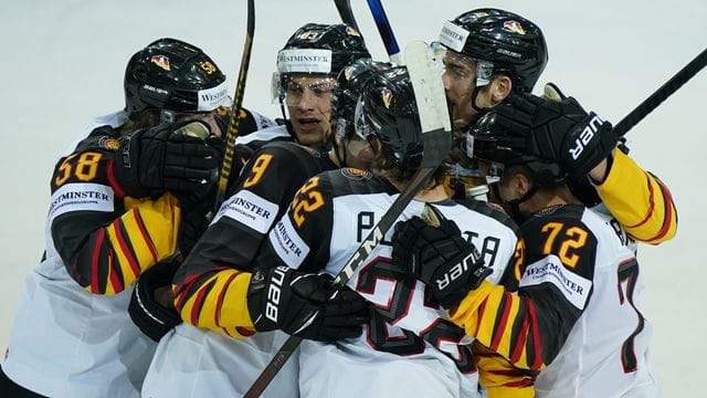 Die deutsche Eishockey-Nationalmannschaft feiert den Einzug ins Halbfinale. Die deutsche Eishockey-Nationalmannschaft feiert den Einzug ins Halbfinale.
