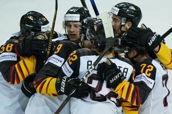 Die deutsche Eishockey-Nationalmannschaft feiert den Einzug ins Halbfinale.