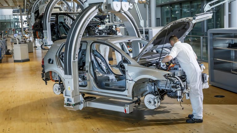 Ein Fabrikarbeiter in einem VW-Werk (Symbolbild): Insbesondere die Autoindustrie steht vor großen Umbrüchen.
