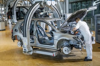 Ein Fabrikarbeiter in einem VW-Werk (Symbolbild): Insbesondere die Autoindustrie steht vor großen Umbrüchen.