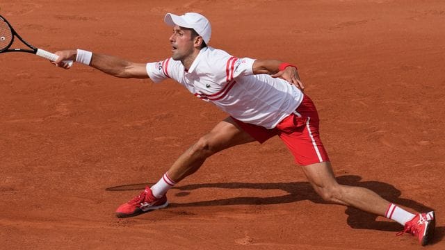 Ohne Probleme in Paris eine Runde weiter: Novak Djokovic in Aktion. Ohne Probleme in Paris eine Runde weiter: Novak Djokovic in Aktion.